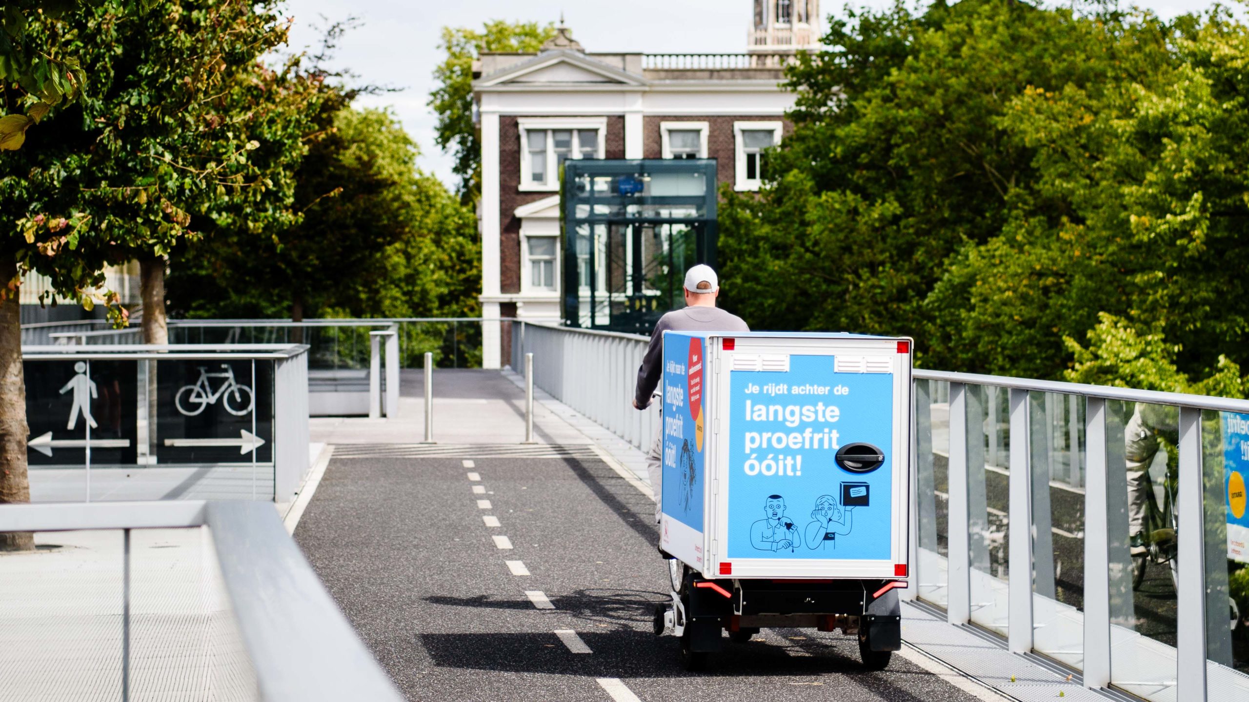 NÜWIEL eTrailer cargo bike solution being tested by a local business in Utrecht's city center as part of a free one-month trial project for sustainable urban logistics.